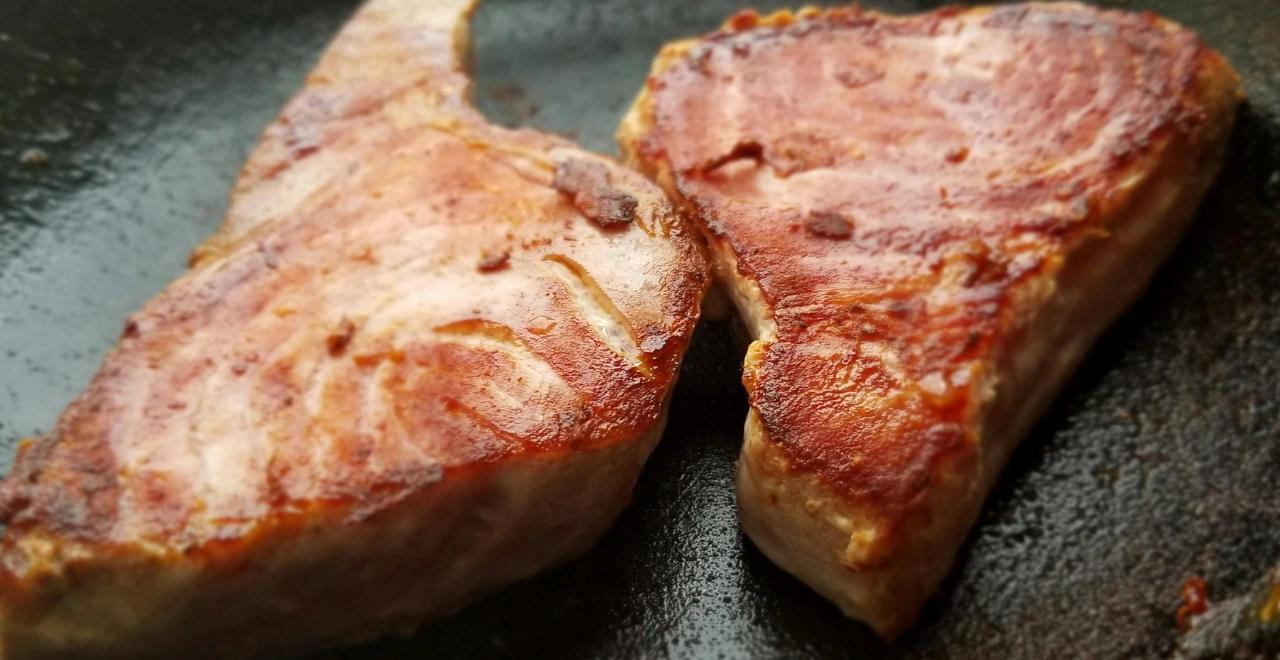 Filet de saumon grillé, riche en oméga 3, servi avec des légumes verts