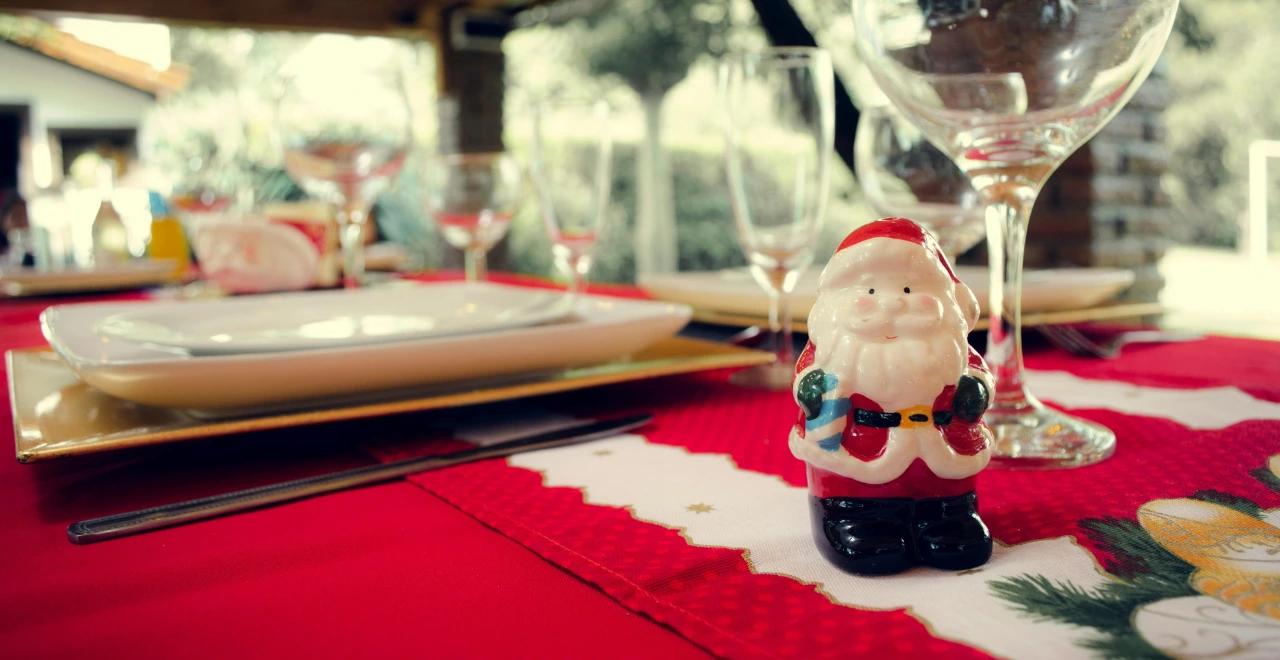 Table de Noël joliment dressée avec des plats festifs