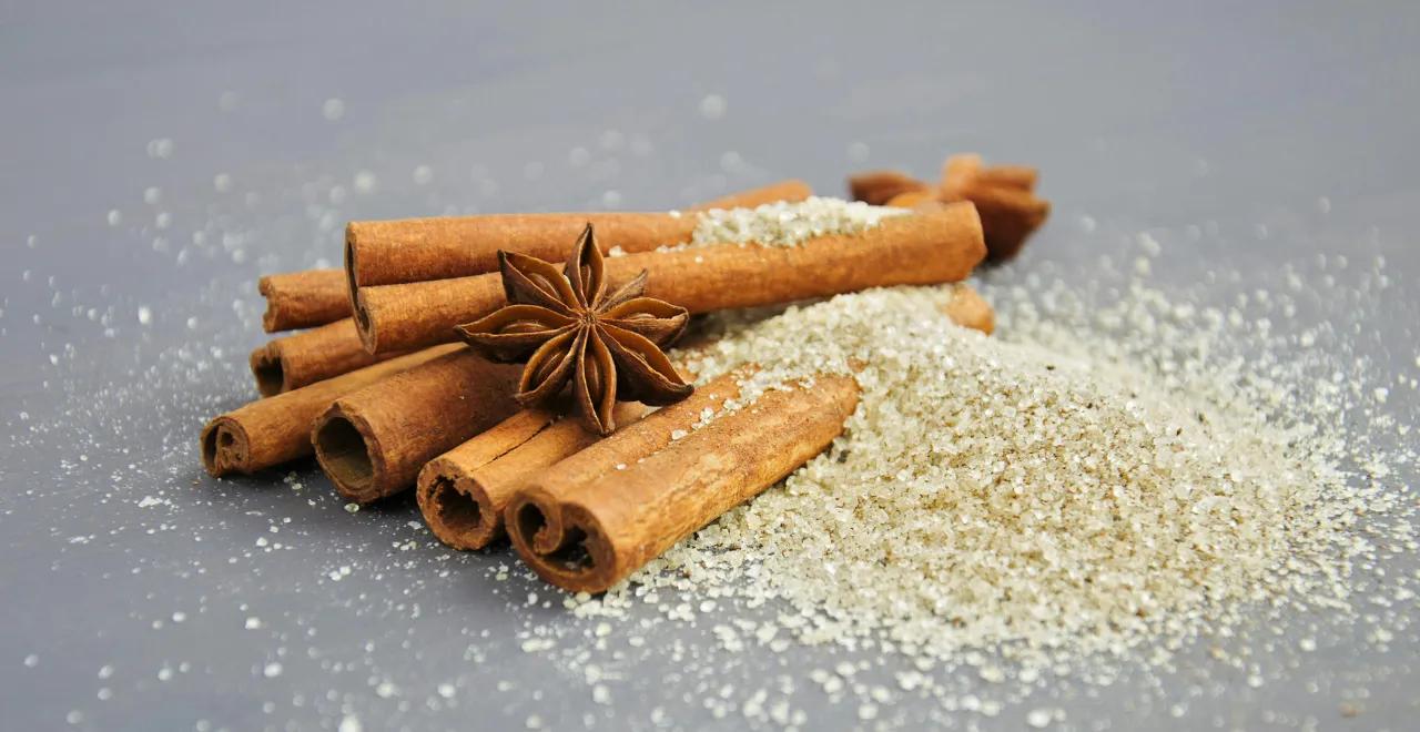 Diverses alternatives naturelles au sucre disposées sur une table en bois