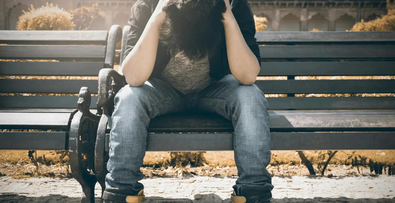 Homme stresser assit sur un banc